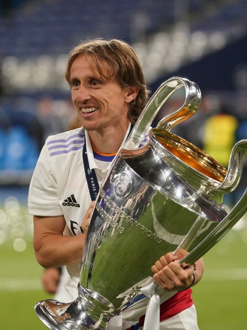 皇马右后卫告急！哈维·阿隆索面临五大选择，巴尔韦德成最佳替身