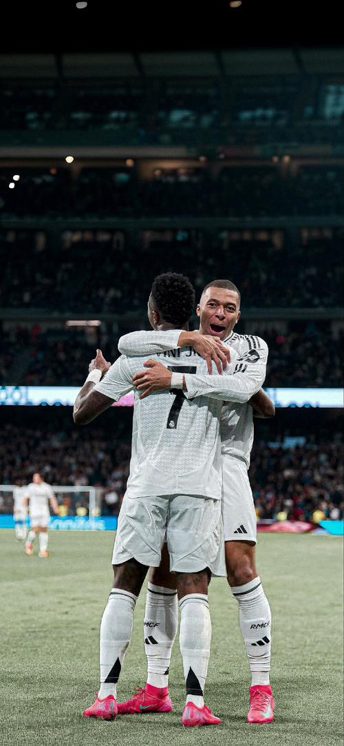 詹姆斯谈对阵独行侠：感受当然不一样，对面都是老队友和教练